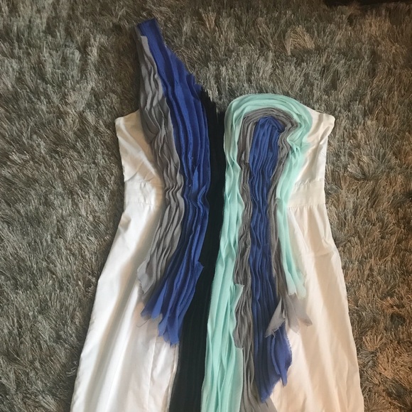 An all white party with a pop of color 😉 - Picture 2 of 4